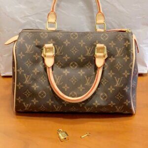 NEW Hand bag with lock/key